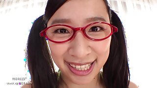 Una bellezza giapponese prosperosa si scatena in un video a luci rosse