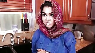 Een hete Arabische hijabi moslim geniet van een wilde ravotten, haar remmingen en kleding laten varend, wat leidt tot een gepassioneerde ontmoeting.