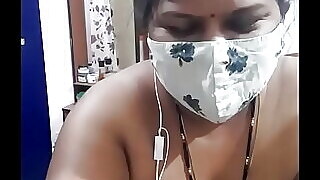 Indisk kone vrider sig i nydelse på lingeri webcam