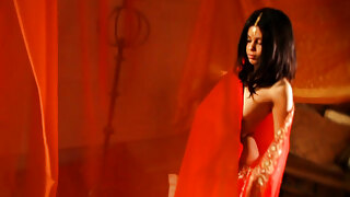 Una ballerina sensuale viene coccolata con un massaggio all'olio caldo in un video ispirato a Bollywood.