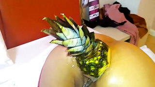 Egy feszes szamár ananász élvezi a dögös hármast két izmos csappal.