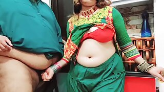 Desi Punjabi Bhabhi devient coquine avec un étranger exotique dans une chaude crème hindi de la scène mettant en vedette une anale serrée d'adolescents.