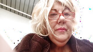 Donna matura siciliana si esibisce in webcam