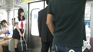Kotomi Asakura, une superbe adolescente asiatique, profite d'une balade sauvage dans un film VR hardcore.
