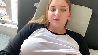 Garota gordinha mama enquanto se masturba