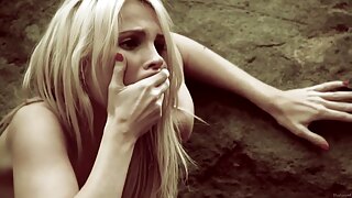 جاكي هولاند تلعب دور البطولة في فيلم Monsters' Innocent 2012 ، حيث تقدم عرضًا عاطفيًا يجعل المشاهدين يشتهون المزيد.