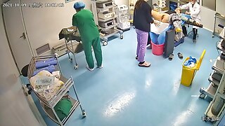 Dokter menggunakan alat medis untuk memuaskan pasien