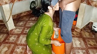 Seorang wanita berisi menggoda pembantu dapurnya, mengarah kepada hubungan seks yang penuh gairah. Suara Hindi menambahkan erotisme dalam pertemuan yang intens ini.