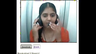 Una seducente seduttrice tamil mostra rapidamente il suo abbondante seno e si mette in posa per la telecamera in un video basato sul web