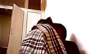 En træt indisk babe får et håndjob og onanerer til orgasme i en softcore pornovideo.