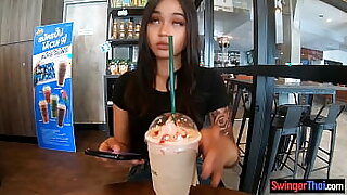 Буцмаста кинеска тинејџерка добија руковање од странца у кафићу у овом спарном видеу.