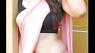 Горячее шоу Saree с чувственной Desi vixen. Испытайте эротизм традиционного одеяния, когда она дразнит и удовлетворяет в стиле X.