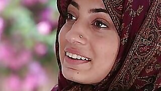 TLBC - Mujer musulmana rellenita se mantiene alejada de fuera, mira lucrativa hasta que uno es cuidadoso y extenso con respecto a la piel de alguien, caballero sin estrellas