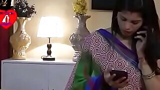 Indijska žena Toffee prejme ogromen penis v svoje tesne luknje, kar vodi do intenzivnega užitka.