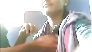 Рия Капур, маленькая красотка, демонстрирует свои движения в этом видео, ориентированном на задницу, и присоединяется к другим соблазнительным дамам из Ахмедабада.