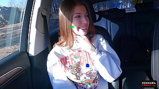 Seorang pengembara remaja Rusia menukar keterampilan oral untuk naik mobil, mengesankan dengan blowjob deepthroat dan berantakan.