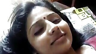 Frumusețea indiană Monica91 își arată abilitățile de asistentă obraznică, răsfățându-se în activități intime.