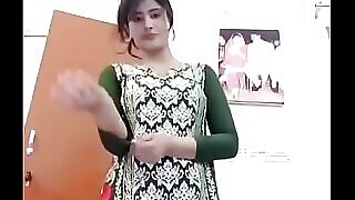 Seorang remaja Desi yang seksi menanggalkan pakaiannya untuk menunjukkan lekuk tubuhnya dan kepribadiannya yang nakal dalam video panas ini.