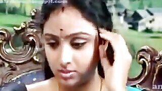 La belleza sureña se pone caliente y sucia con un compañero de clase en una escena tamil que muestra una amplia acción de seno.