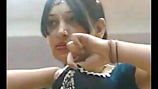 רקדנית צעירה ואסורה ממומבאי חוזרת בסרטון מגרה של ריקוד חושני ותנוחות עירום.