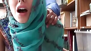 Η διαχρονική επιθυμία μιας μουσουλμάνας κοπέλας για προσκόλληση και ευχαρίστηση