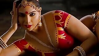 Erlebe den rohen und ungefilterten Tanz einer indischen Verführerin in diesem expliziten, ungefilterten Erwachsenenvideo.